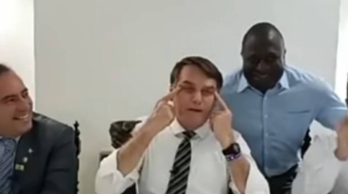 Bolsonaro afirmou que deputado precisava puxar os olhos para não ser reconhecido na China - Reprodução