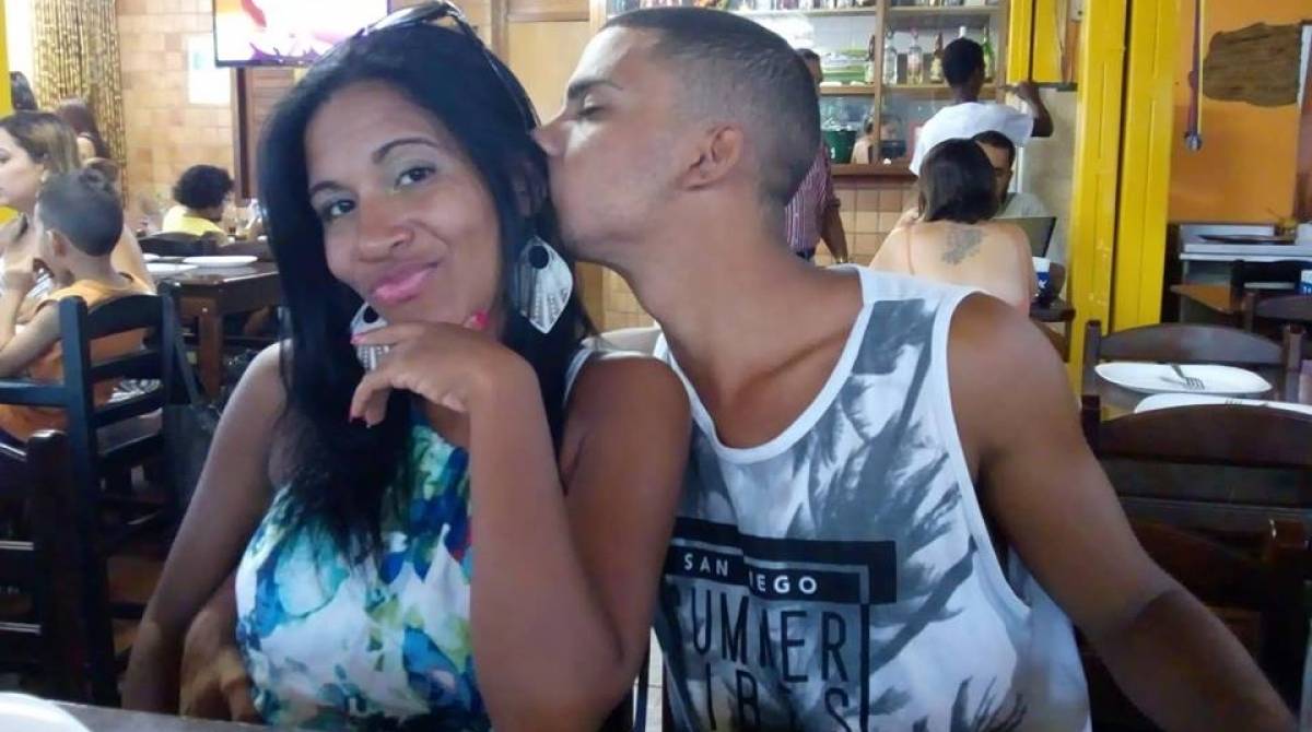 Ryan ao lado da mãe, Glauci - fotos Reprodução Internet