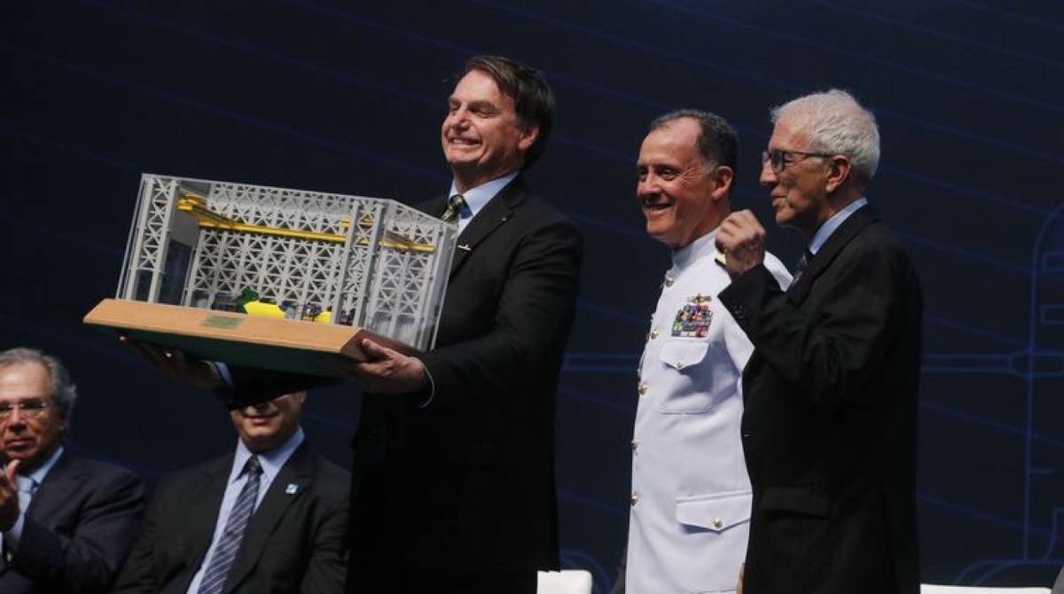 O presidente Jair Bolsonaro, recebe miniatura do submarino durante cerimÃŽnia de conclusÃ£o do processo de uniÃ£o das partes do Submarino HumaitÃ¡, na Base de Submarinos de ItaguaÃ­ - Tomaz Silva/AgÃªncia Brasil