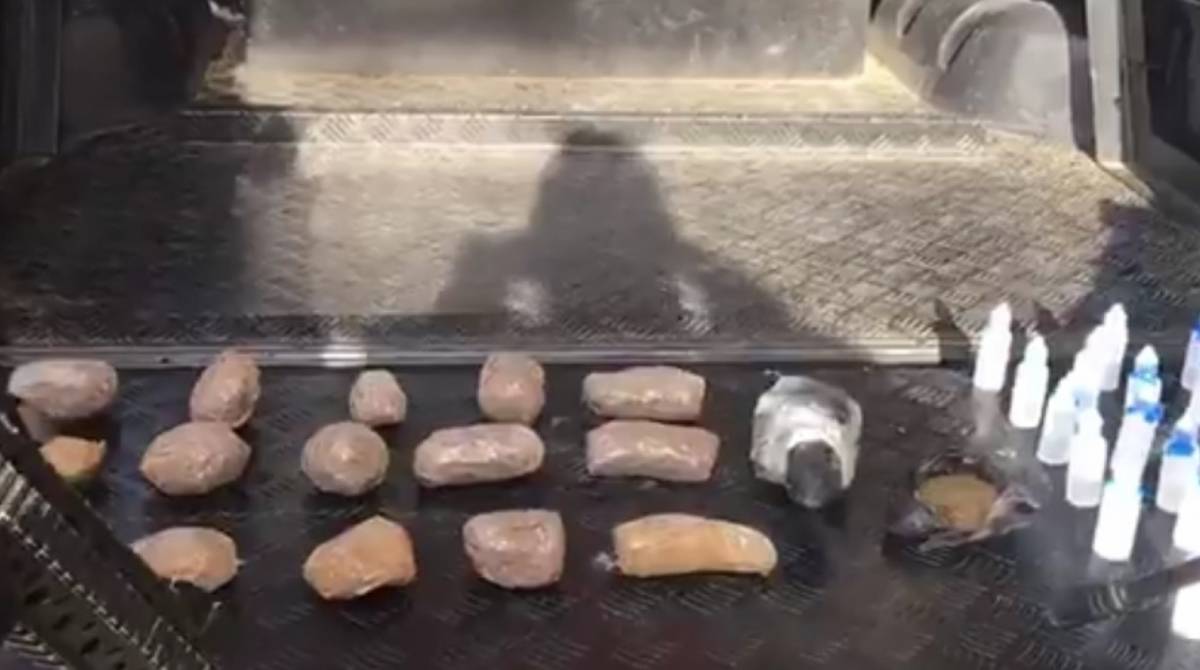 Drogas foram apreendidas por policiais militares na comunidade Cidade de Deus, nesta sexta-feira - Divulgação/PMERJ