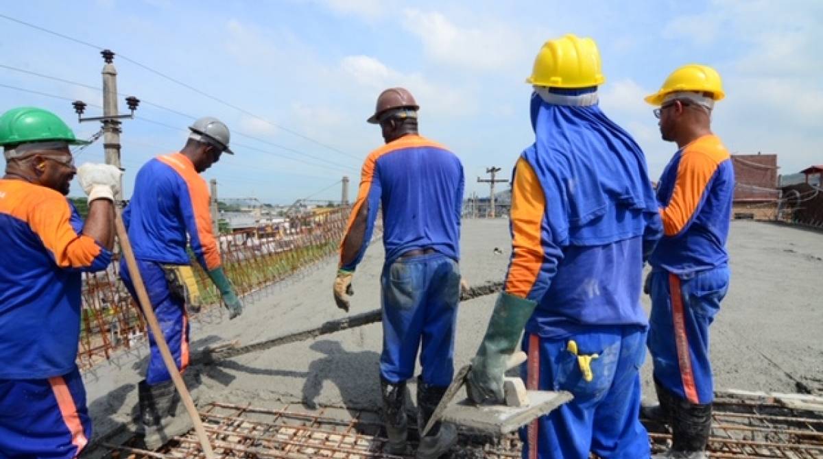 Operários concretando mais um vão de 20 metros de extensão  - Divulgação