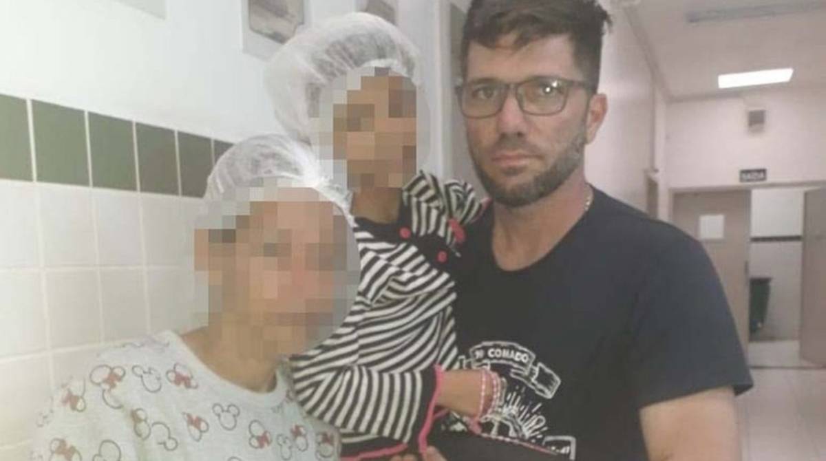 Criança ao lado da mãe e do médico veterinário que removeu as larvas - Reprodução