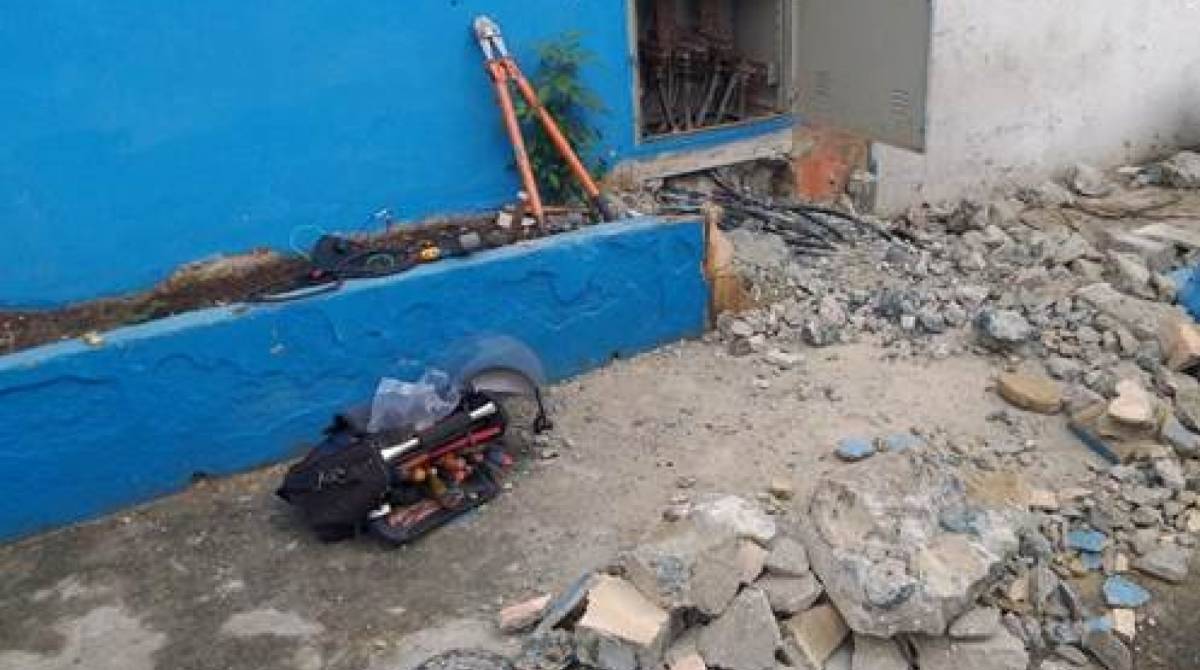 A calçada teve que ser quebrada para que os técnicos pudessem encontrar a fraude