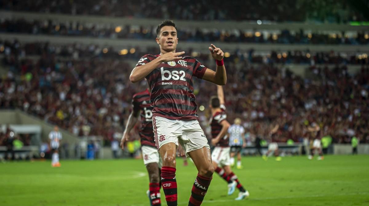 Reinier em a&ccedil;&atilde;o com a camisa do Flamengo - Marcelo Cortes/Flamengo