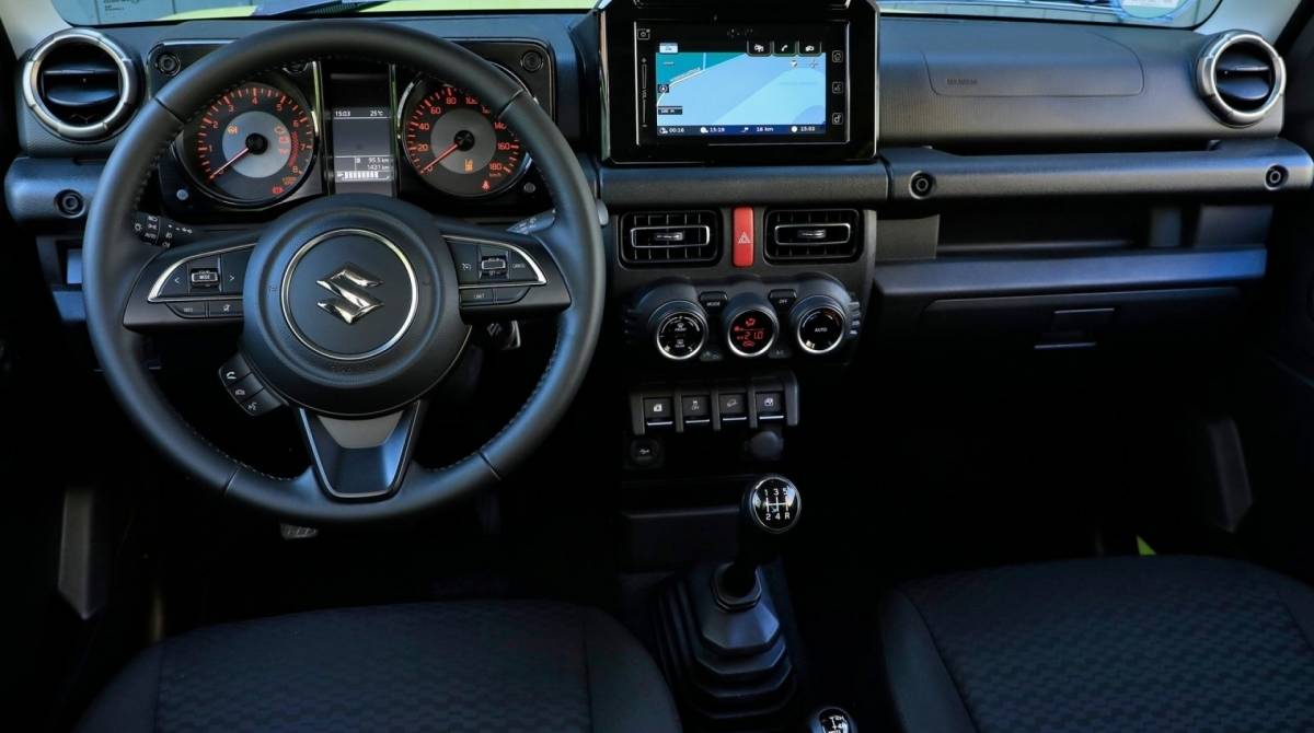 Interior do modelo traz volante multifuncional, painel com computador de bordo digital, central multimídia de sete polegadas e ar-condicionado digital