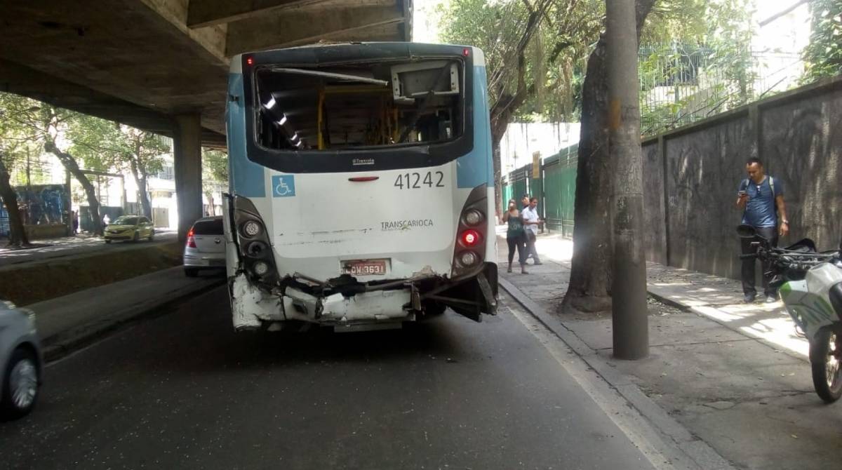 Dois ônibus colidiram após troca de tiros na Avenida Paulo de Frontin - Reprodução/WhatsApp O Dia - (21) 98762-8248