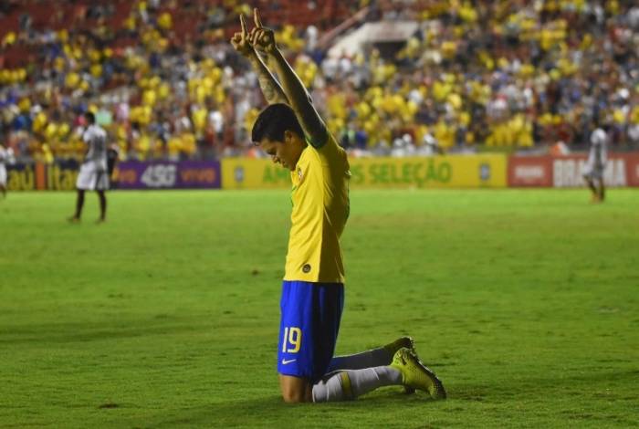 Pedro celebra gol pela Seleção