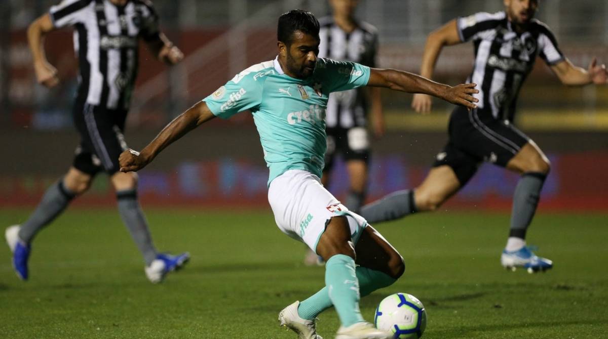 Thiago Santos deixa a marcação para trás e toca para fazer o gol do Palmeiras