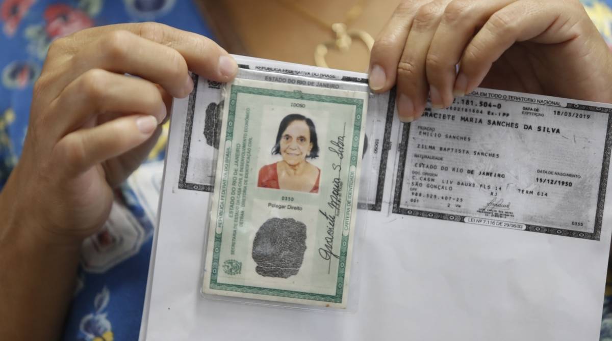 Nieroi, 12/10/2019, Senhora que estava sumida foi encontrada no terreno de casa morta, na foto Geysa Sanches filha da dona Graciete Maria Sanches da Silva, foto de Gilvan de Souza / Agencia O Dia