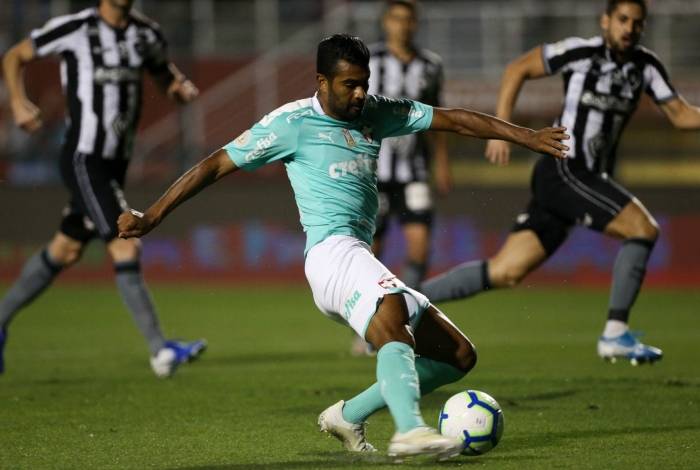 Thiago Santos deixa a marcação para trás e marca o gol do Palmeiras