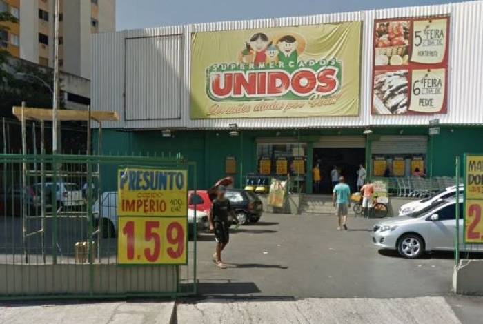 Segundo os Bombeiros, três pessoas foram socorridas em supermercado de Madureira, na Zona Norte do Rio, após queda de marquise