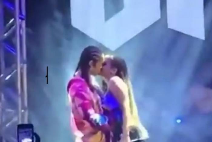 Anitta e Vitão se beijam em show em Santa Catarina