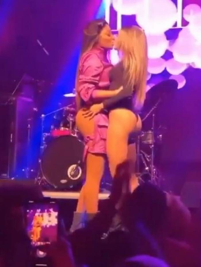 Ludmilla beija namorada, Brunna Gonçalves, durante apresentação em Miami