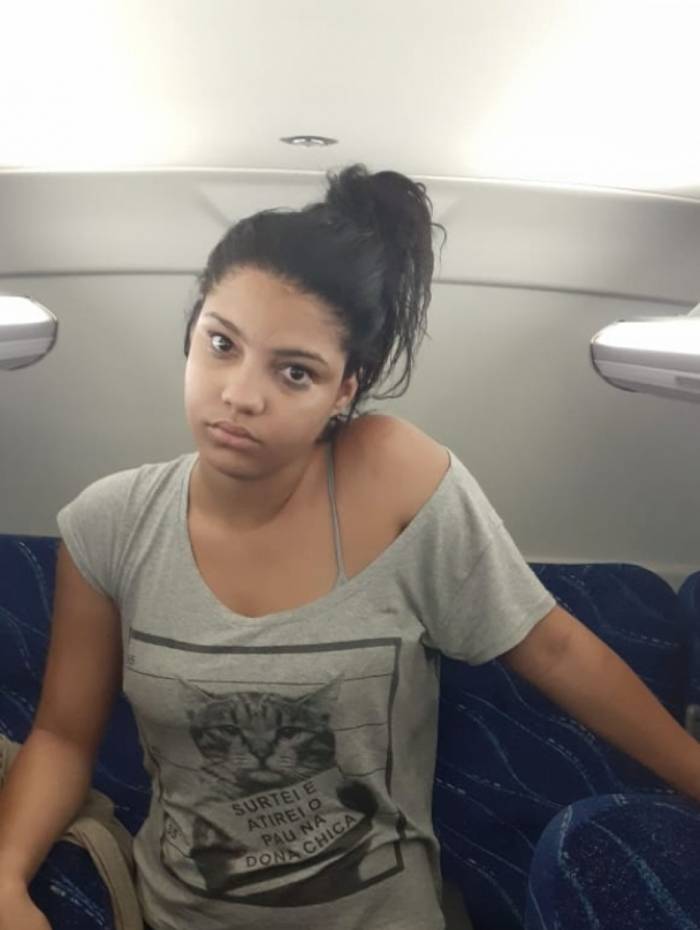 Rayane Gizella Rodrigues Pereira Lima foi presa dentro de ônibus em Resende com pistolas e munição