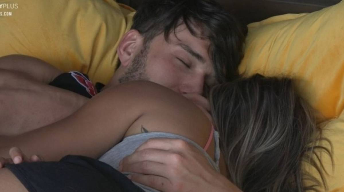 Hariany Almeida e Lucas Viana engataram relacionamento dentro da 'Fazenda'