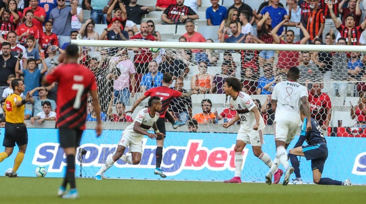 PR - BRASILEIRÃO/ATHLETICO X FLAMENGO - ESPORTES - Bruno Henrique aproveita bobeira do   goleiro e marca gol durante  partida   entre Athletico x Flamengo, válida pela   25a. rodada do Campeonato Brasileiro   2019, na Arena da Baixada, em Curitiba,   neste domingo (13).   13/10/2019 - Foto: GERALDO BUBNIAK/AGB/ESTADÃO CONTEÚDO