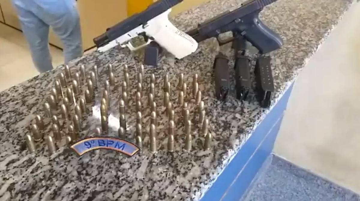 Policiais militares apreenderam armas e munições com suspeitos - Reprodução/ Twitter
