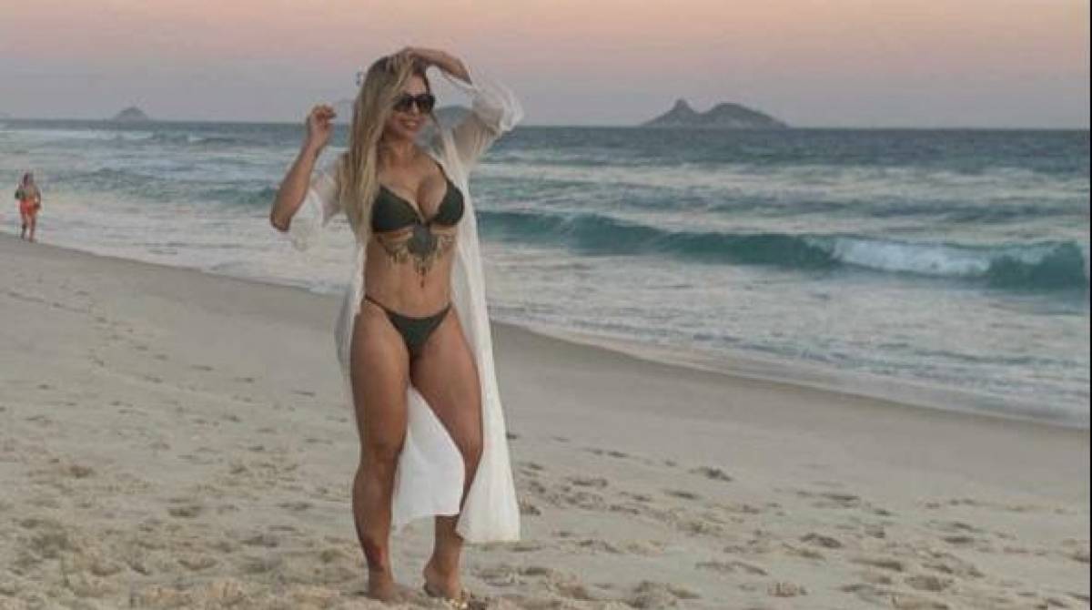 Ver&ocirc;nica Costra exibe corp&atilde;o em dia de praia no Rio  - divulgação 