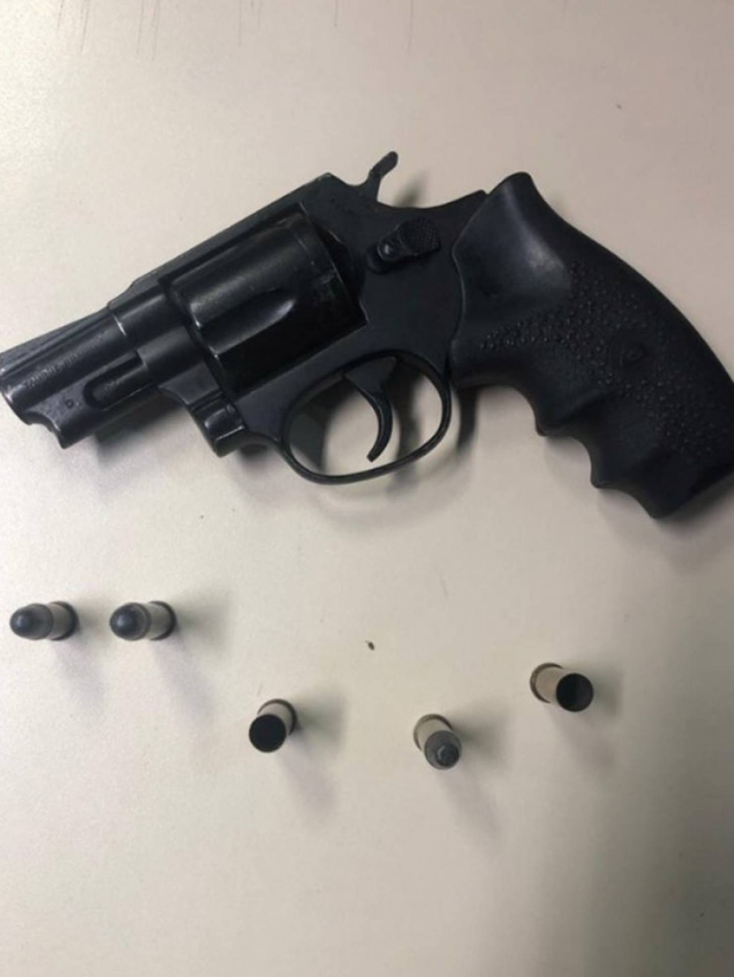 Revólver apreendido com Robinho G3 - Reprodução Twitter / PMERJ