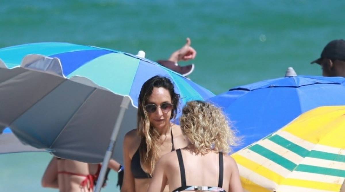 Laryssa Ayres e Maria Maya namoram na Praia da Barra da Tijuca