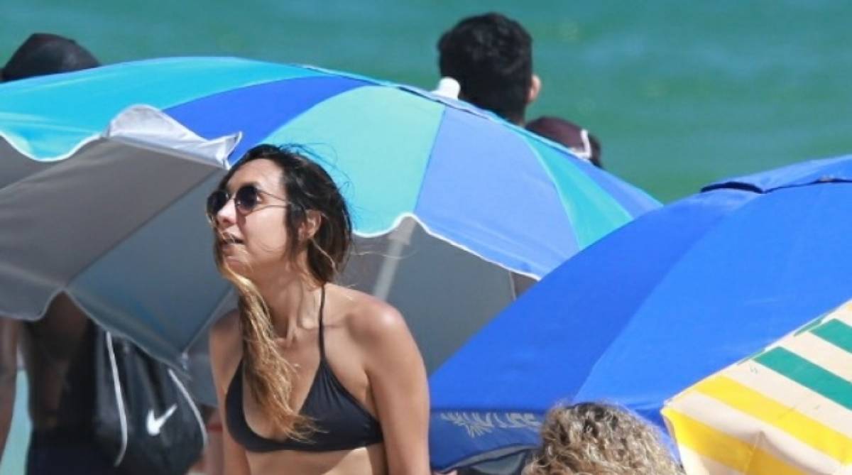 Laryssa Ayres e Maria Maya namoram na Praia da Barra da Tijuca