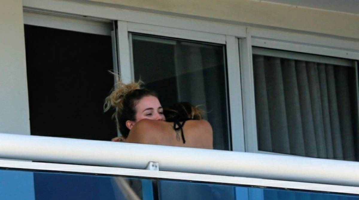 Laryssa Ayres e Maria Maya namoram na Praia da Barra da Tijuca