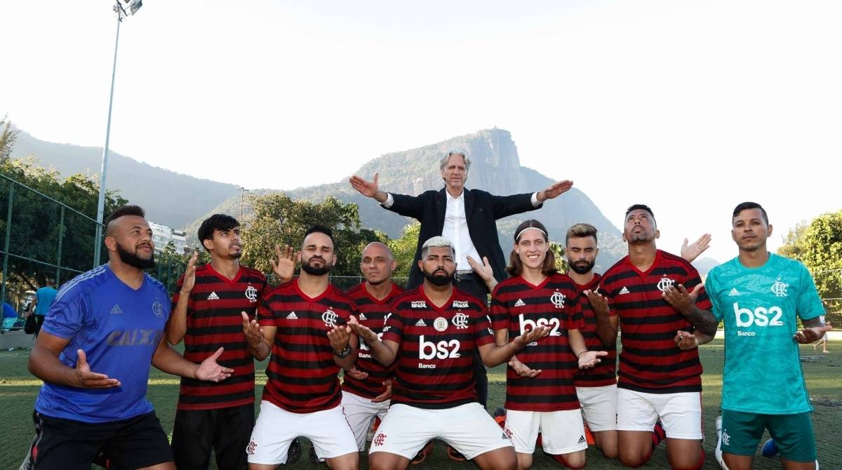 Sob os braços do Redentor, sósias do Flamengo reverenciam o técnico Jorge Jesus - Gilvan de Souza / Agencia O Dia