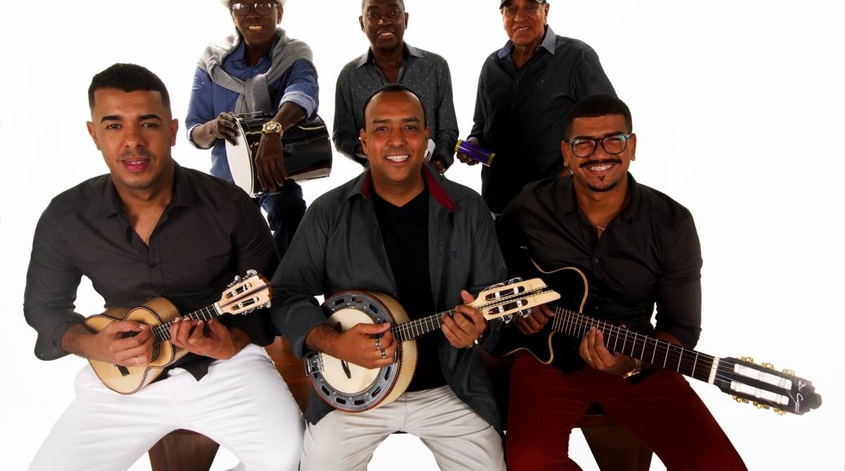 Grupo Raça: duas fotos da banda na nova formação e, acima, a banda na capa do disco \'Jeito de Felicidade\' (1993), que tem \'Tô Legal\'