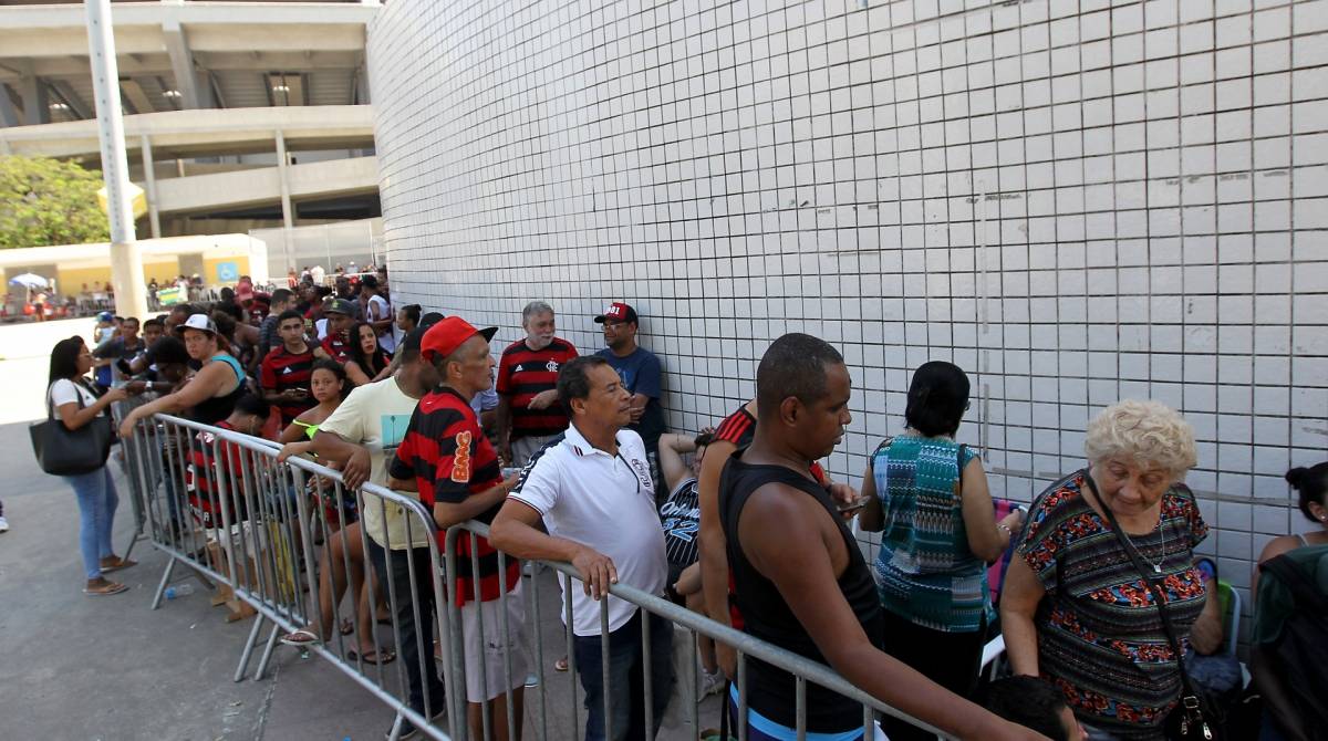 Rio de Janeiro 14/10/2019 - Os torcedores do Flamengo fazem fila para retirada de gratuidades para o jogo de volta entre Flamengo e Grêmio, pela Semifinal da Libertadores, no Maracanã. Foto: Luciano Belford/Agencia O Dia