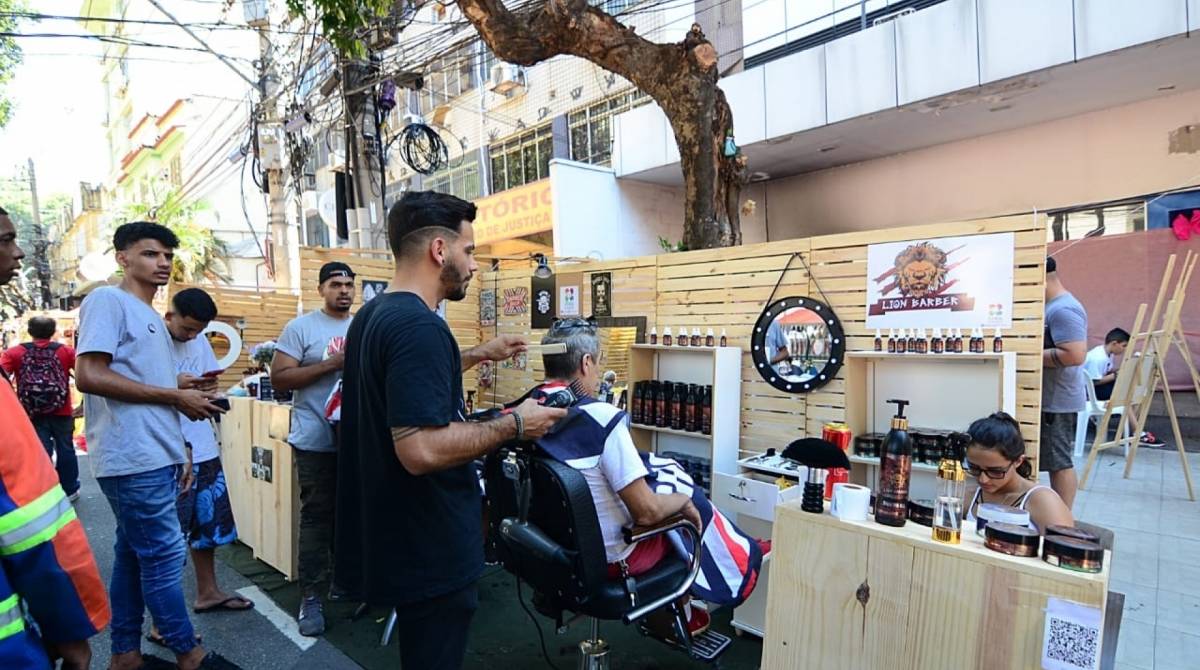O Só Corta Top, projeto social que oferece cursos de barbearia para jovens, participou do evento