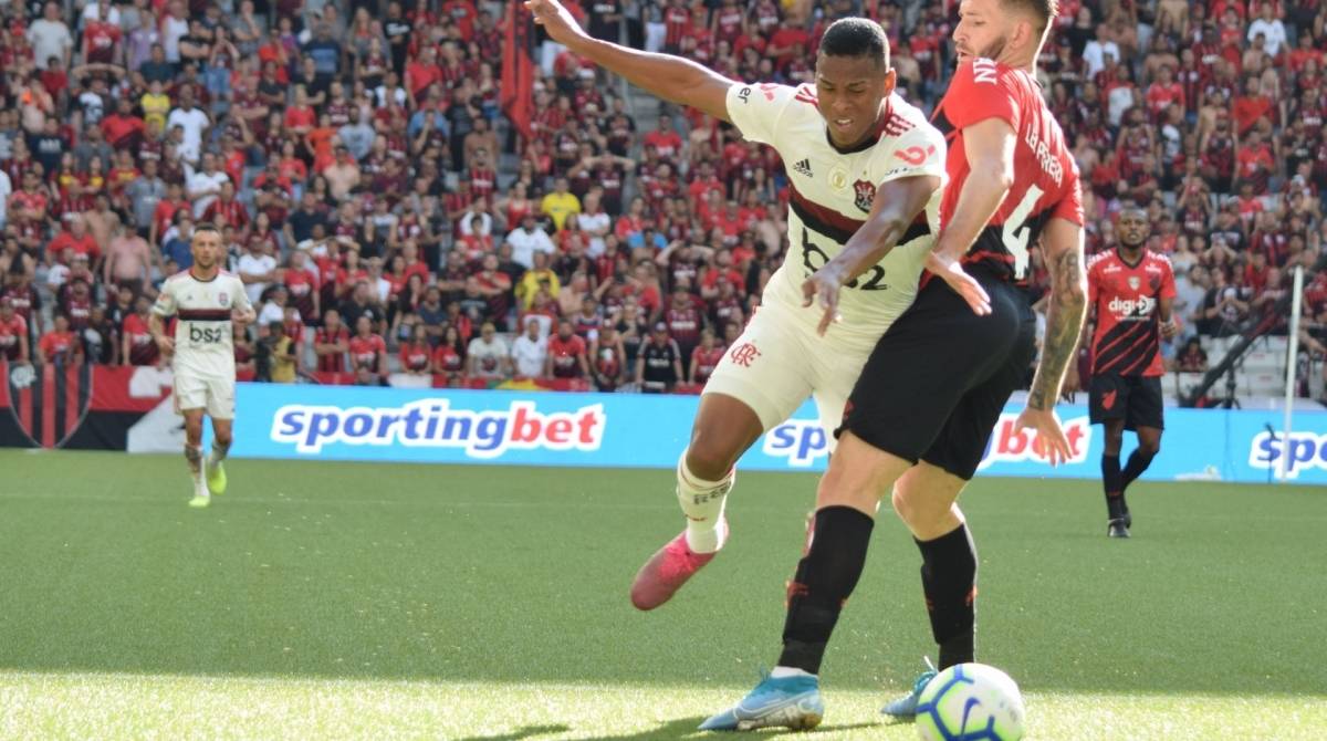 Léo Pereira e Lucas Silva se chocam dentro da área: o lance polêmico marcou a 25ª rodada do Brasileiro   - Danilo Schleder/Estadão Conteúdo