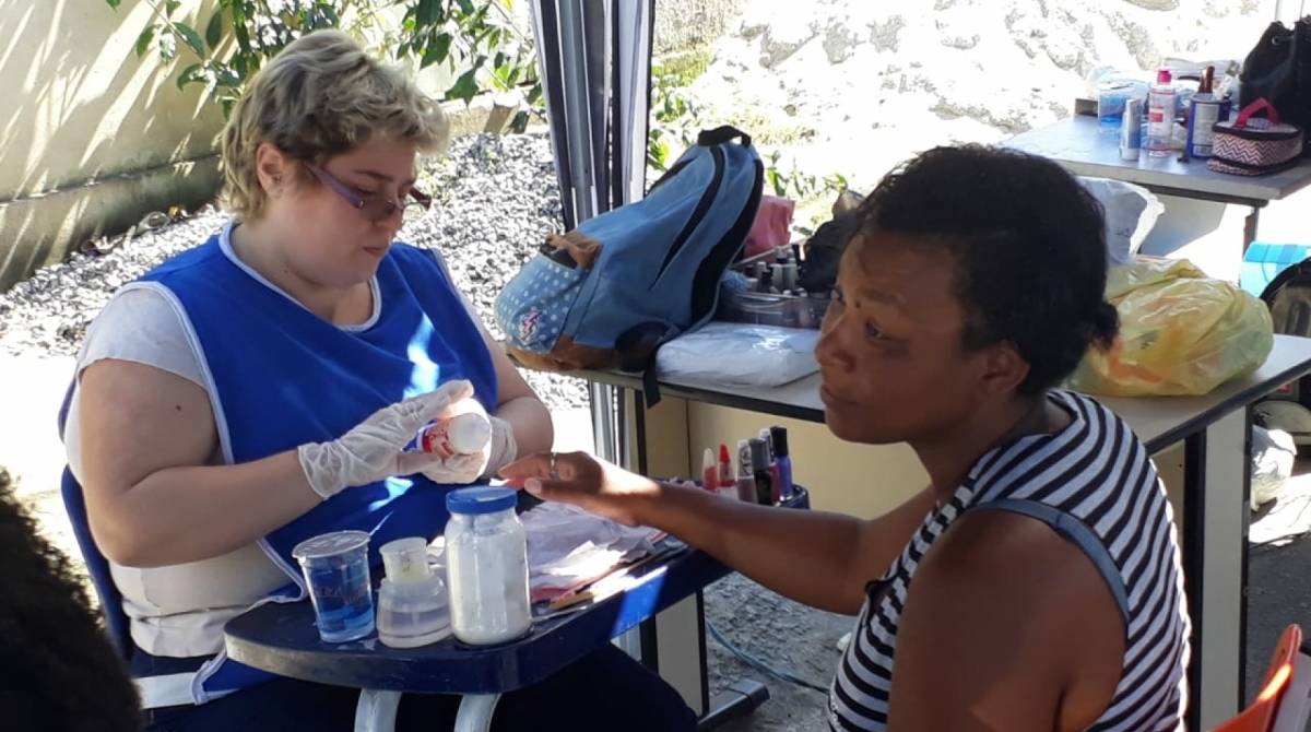 A moradora Denise Mariano aproveitou o evento para fazer as unhas