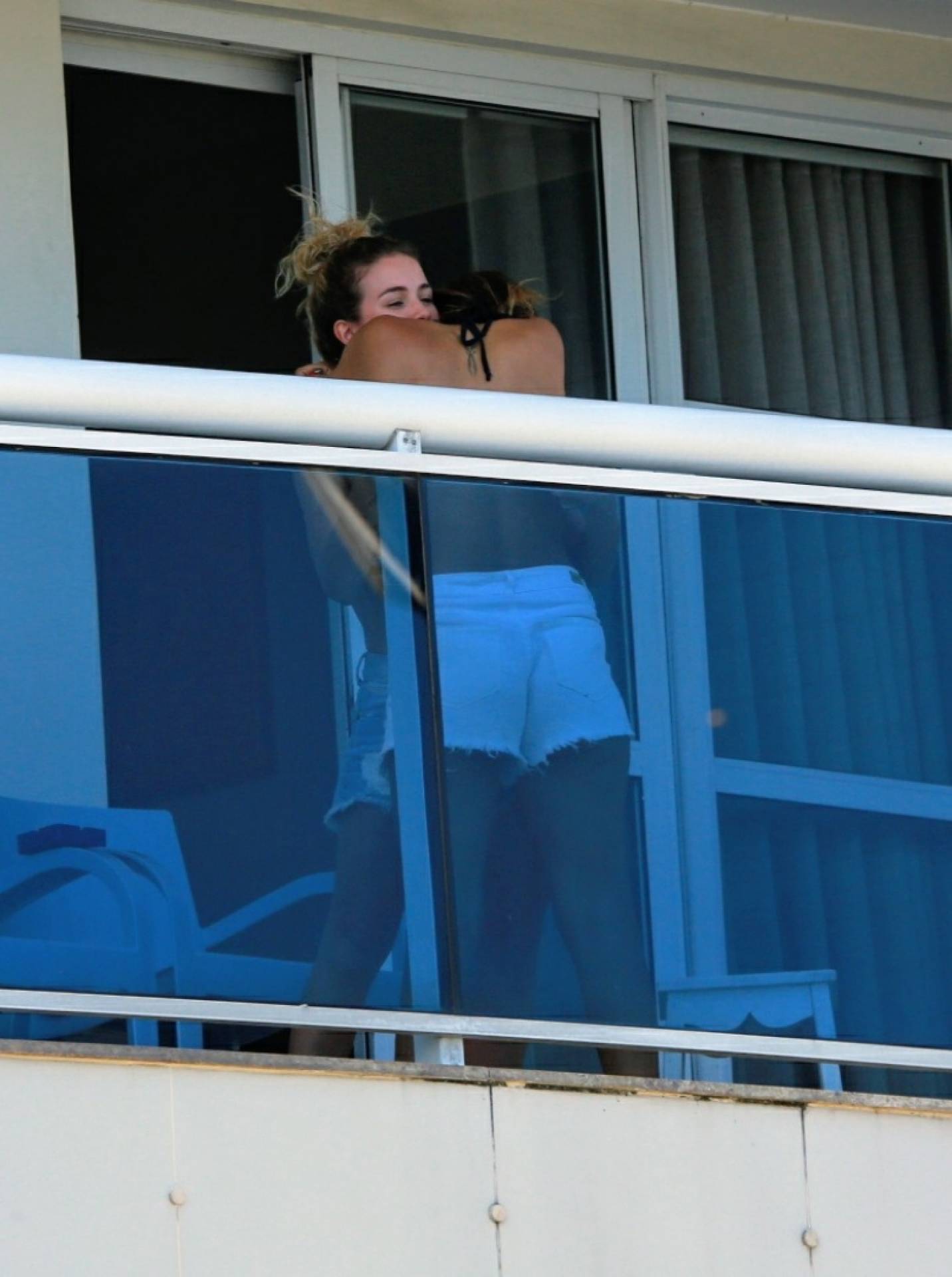 Laryssa Ayres e Maria Maya namoram na Praia da Barra da Tijuca