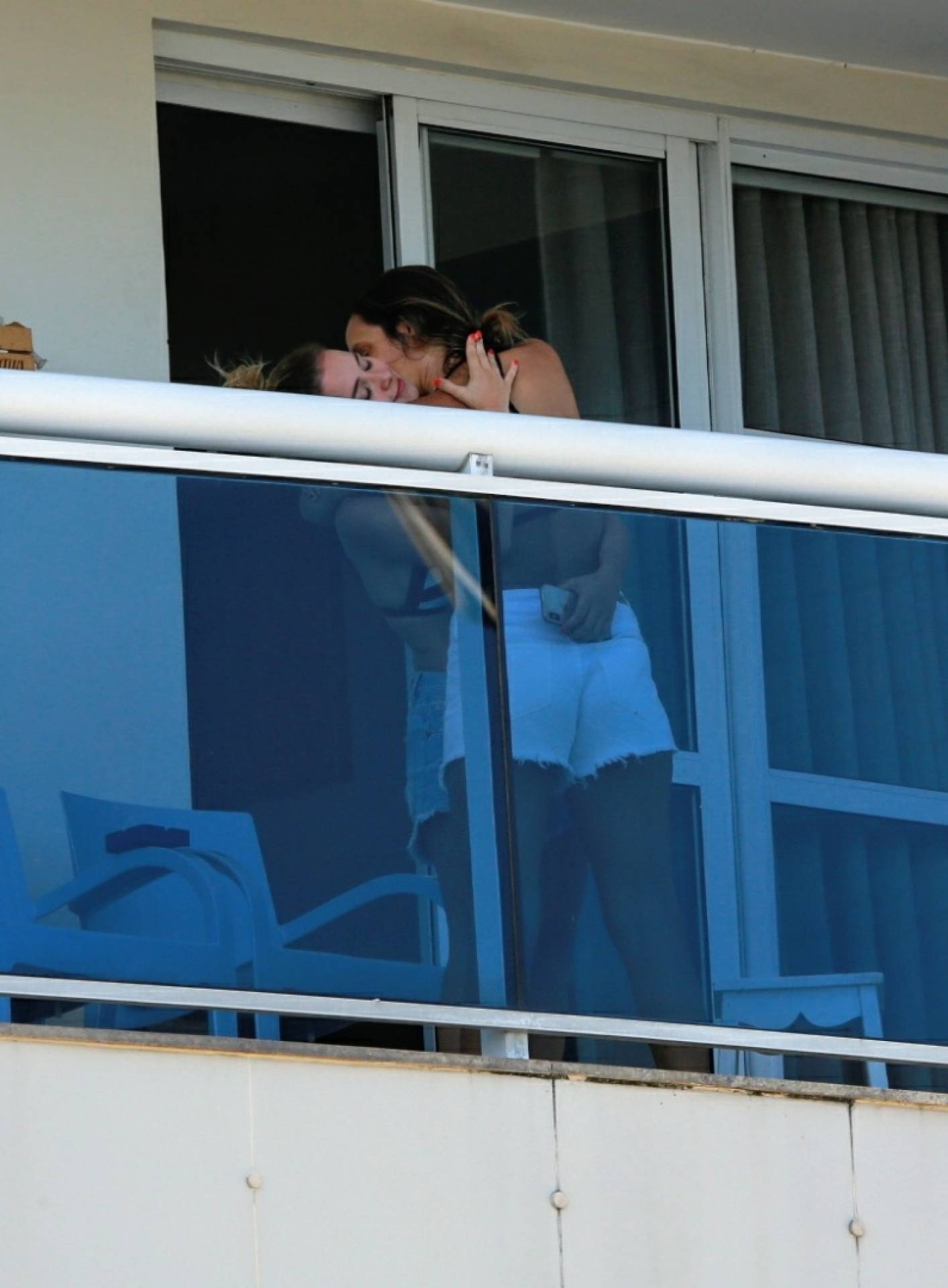 Laryssa Ayres e Maria Maya namoram na Praia da Barra da Tijuca