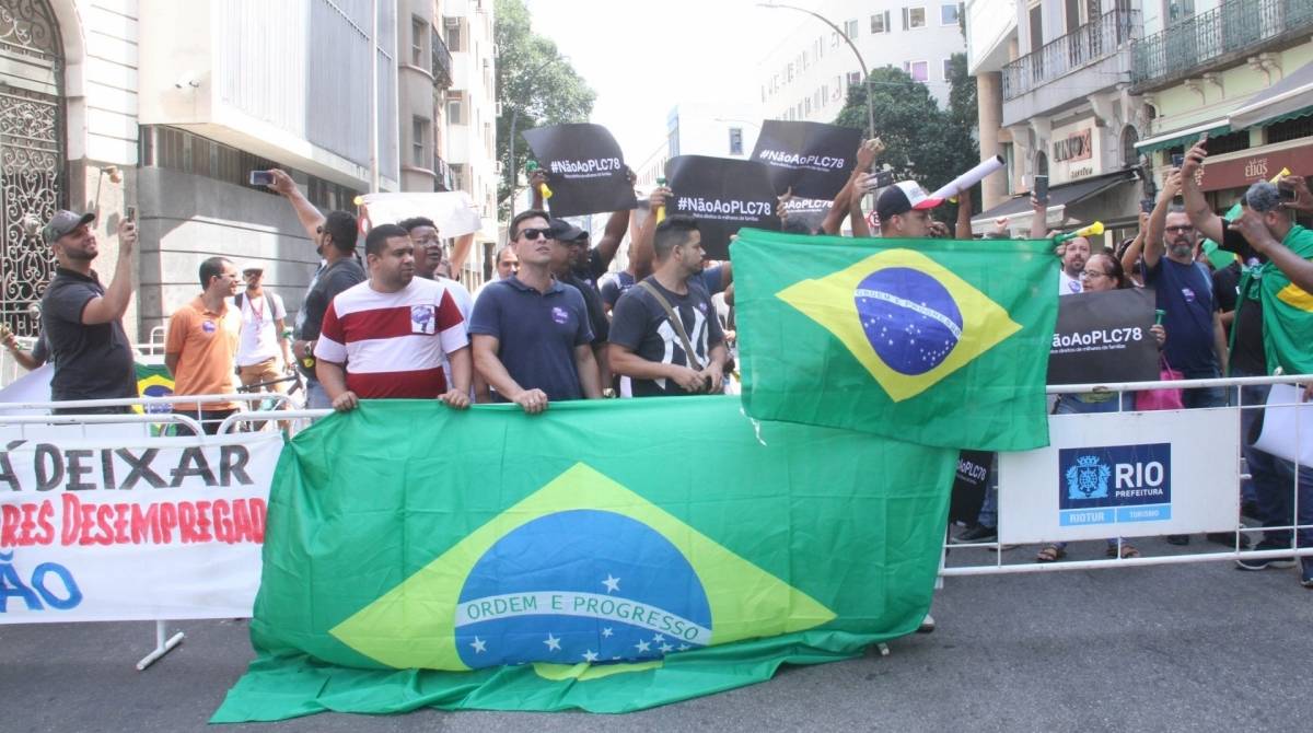 Motoristas de aplicativo e taxistas fazem uma manifesta&ccedil;&atilde;o, na tarde desta ter&ccedil;a-feira, em frente &agrave; C&acirc;mara Municipal, na Cinel&acirc;ndia