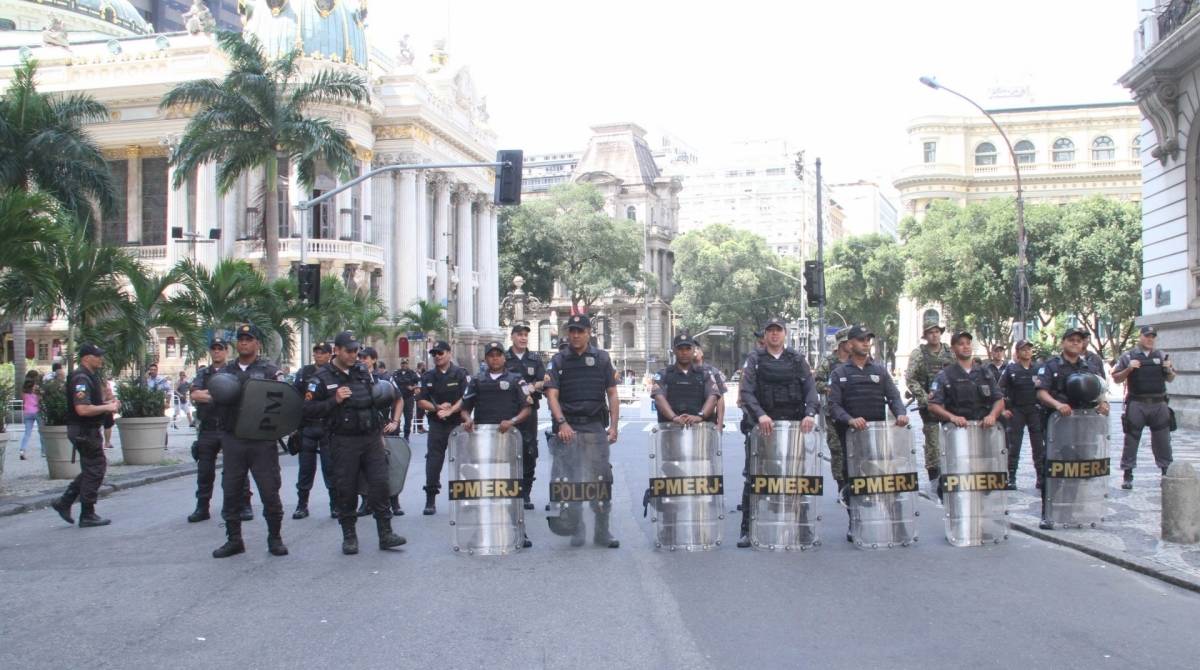 Motoristas de aplicativo e taxistas fazem uma manifesta&ccedil;&atilde;o, na tarde desta ter&ccedil;a-feira, em frente &agrave; C&acirc;mara Municipal, na Cinel&acirc;ndia
