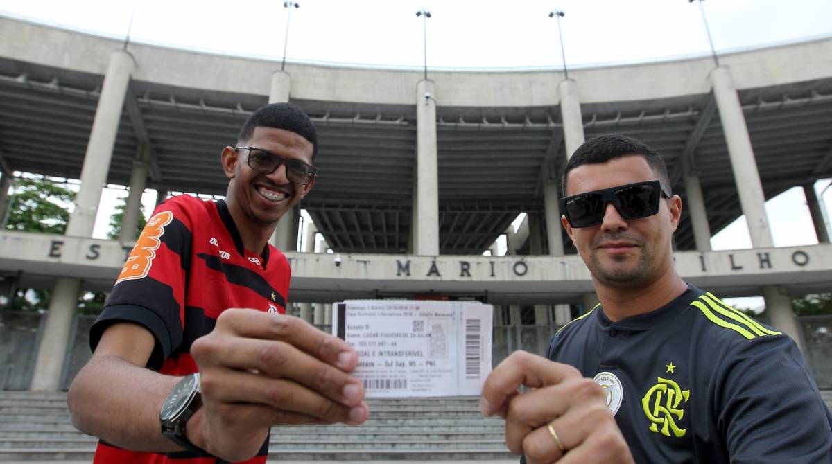 Rio de Janeiro 15/10/2019 - Torcedor do Flamengo acha ingresso do jogo entre Flamengo x Gremio valido pela Libertadores, e devolver ao seu dono. Na foto acima o dono do ingresso Lucas Figueiredo da Silva e o Douglas Cavalheiro quem achou o ingresso dentro de um onibus. Foto: Luciano Belford