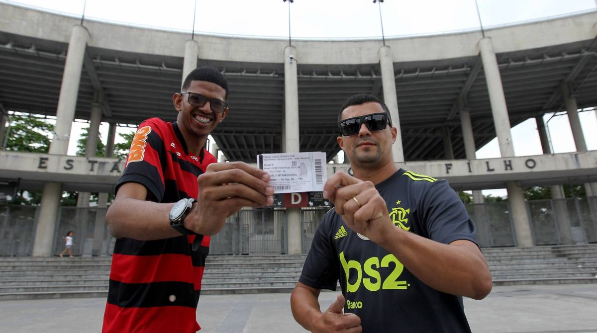 Rio de Janeiro 15/10/2019 - Torcedor do Flamengo acha ingresso do jogo entre Flamengo x Gremio valido pela Libertadores, e devolver ao seu dono. Na foto acima o dono do ingresso Lucas Figueiredo da Silva e o Douglas Cavalheiro quem achou o ingresso dentro de um onibus. Foto: Luciano Belford