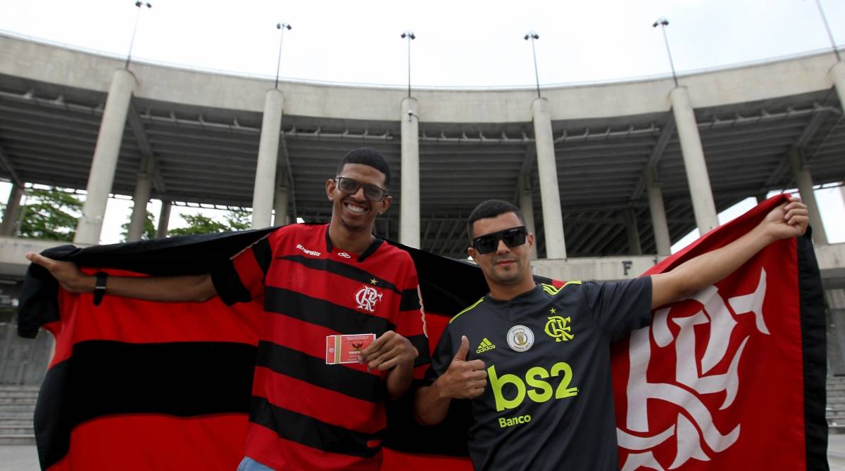 Rio de Janeiro 15/10/2019 - Torcedor do Flamengo acha ingresso do jogo entre Flamengo x Gremio valido pela Libertadores, e devolver ao seu dono. Na foto acima o dono do ingresso Lucas Figueiredo da Silva e o Douglas Cavalheiro quem achou o ingresso dentro de um onibus. Foto: Luciano Belford