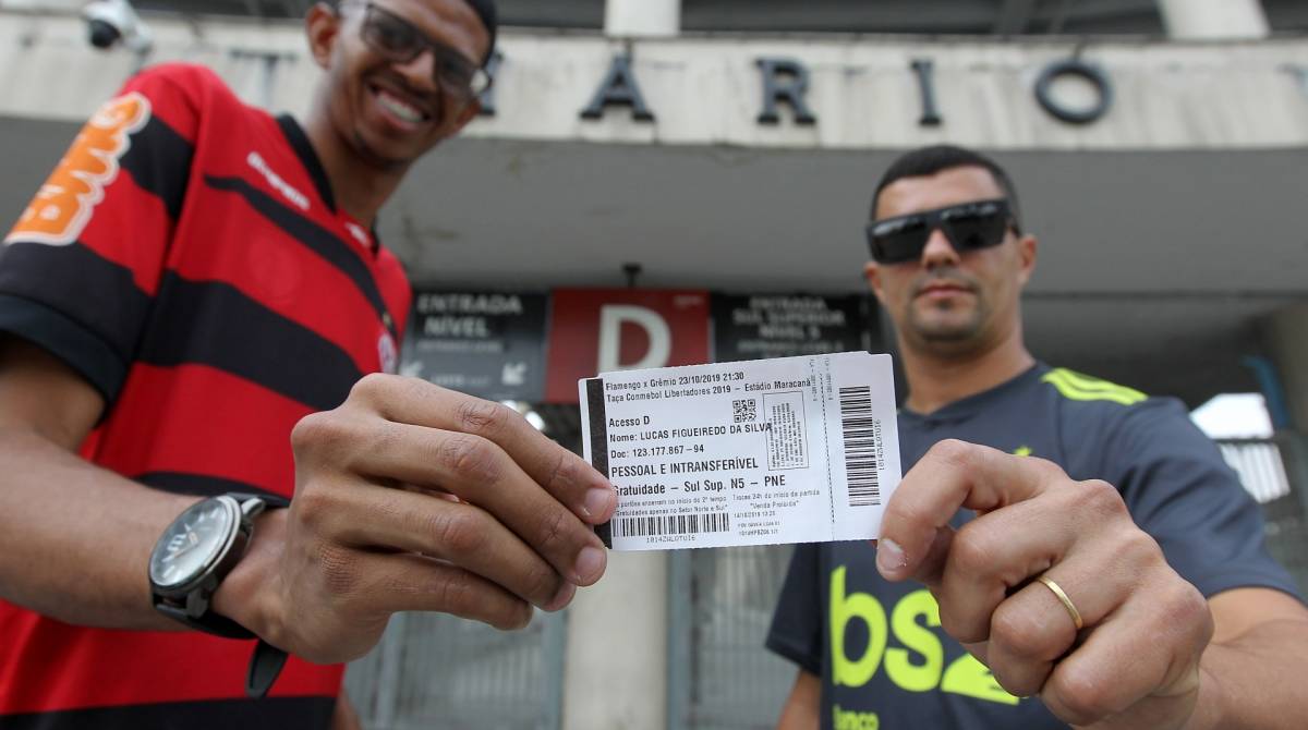 Torcedor do Flamengo devolve ingresso da Libertadores perdido, dá lição de  vida e faz campanha por cortesia: 'Queria esse presente', Flamengo