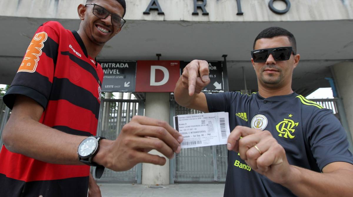 Torcedor do Flamengo devolve ingresso da Libertadores perdido, dá lição de  vida e faz campanha por cortesia: 'Queria esse presente', Flamengo