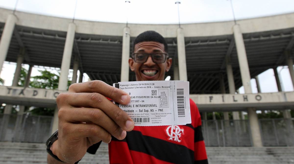 Rio de Janeiro 15/10/2019 - Torcedor do Flamengo acha ingresso do jogo entre Flamengo x Gremio valido pela Libertadores, e devolver ao seu dono. Na foto acima o dono do ingresso Lucas Figueiredo da Silva. Foto: Luciano Belford