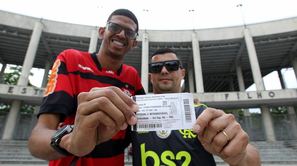 Rio de Janeiro 15/10/2019 - Torcedor do Flamengo acha ingresso do jogo entre Flamengo x Gremio valido pela Libertadores, e devolver ao seu dono. Na foto acima o dono do ingresso Lucas Figueiredo da Silva e o Douglas Cavalheiro quem achou o ingresso dentro de um onibus. Foto: Luciano Belford