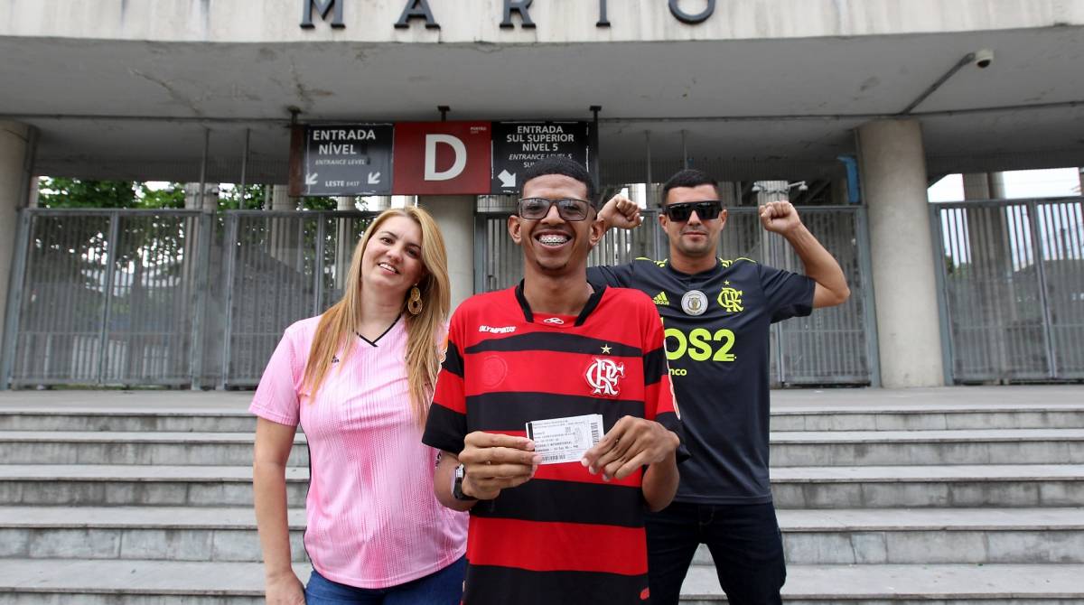 Rio de Janeiro 15/10/2019 - Torcedor do Flamengo acha ingresso do jogo entre Flamengo x Gremio valido pela Libertadores, e devolver ao seu dono. Na foto acima o dono do ingresso Lucas Figueiredo da Silva. Foto: Luciano Belford