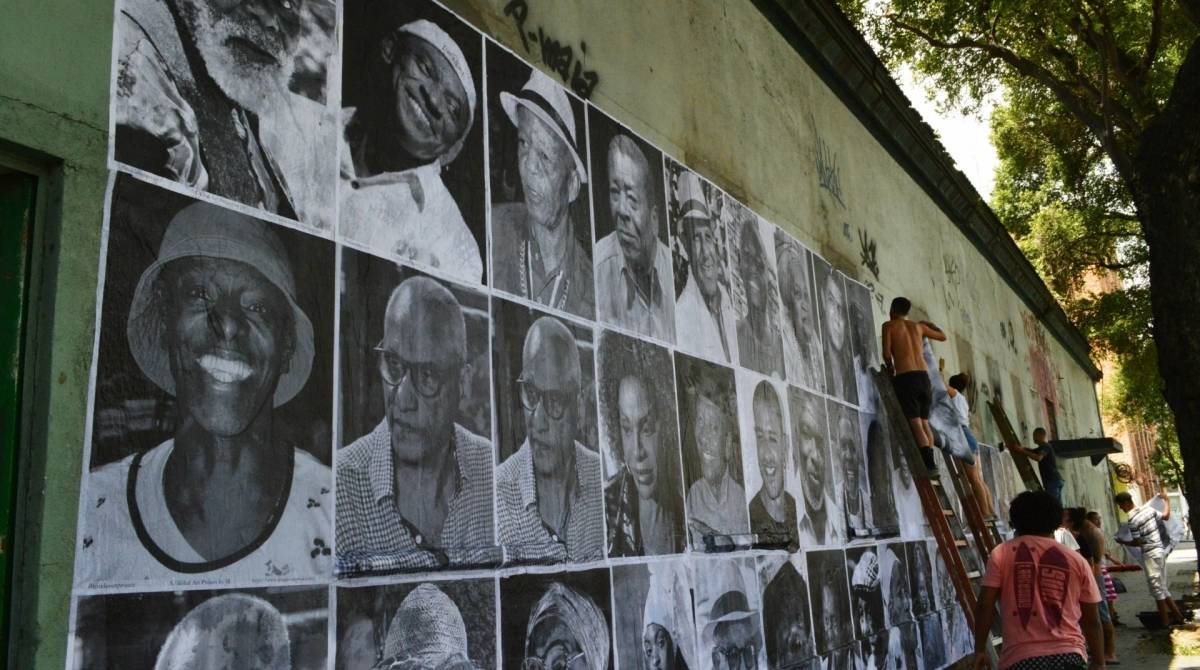 15/10/2019 - AG&Ecirc;NCIA DE NOT&Iacute;CIAS/PARCEIRO - S&iacute;mbolos da heran&ccedil;a africana s&atilde;o expostos em mural na Avenida Bar&atilde;o de Tef&eacute; em frente ao Cais do Valongo, Centro do Rio, nesta ter&ccedil;a-feira (15). A exposi&ccedil;&atilde;o far&aacute; parte da 8&ordf; edi&ccedil;&atilde;o da Festa Liter&aacute;ria das Periferias, a FLUP, que come&ccedil;a nesta quarta-feira (16) e vai at&eacute; domingo (20), onde vai destacar o feminismo negro e celebra&ccedil;&atilde;o da poesia falada. Foto: Paulo Carneiro/Parceiro/Ag&ecirc;ncia O Dia