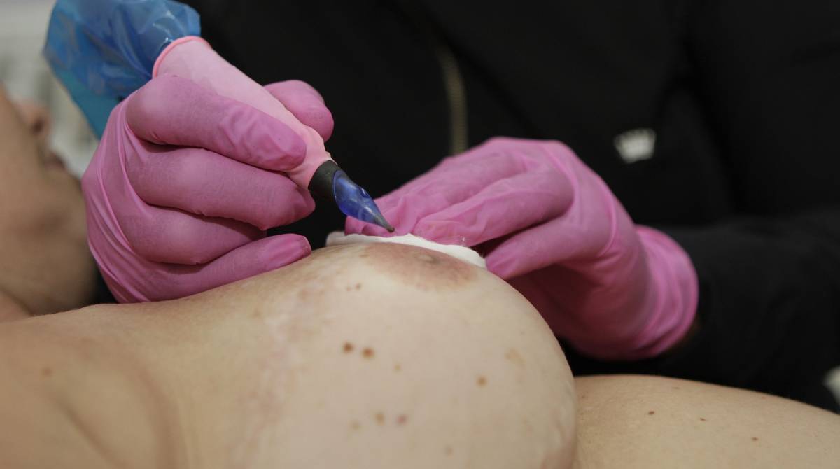 Rio,15/10/2019 - NOVA IGUAÃU- Caderno da Baixada, Estudio de esteticista que esta fazendo gratuitamente procedimento de reconstruÃ§ao de mama em mulheres que tiveram cancer . Na foto,Claudia Prata(dona do estudio) Regina Palermo(paciente)  .Foto: ClÃ©ber Mendes/AgÃªncia O Dia