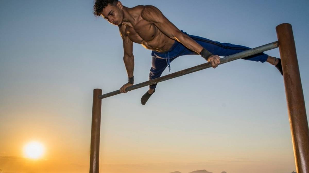 O macaense Thalles Barboza, de 19 anos, vai disputar o Campeonato Mundial de Calistenia, modalidade esportiva que usa apenas o peso do corpo para produzir movimentos acrobáticos e de força