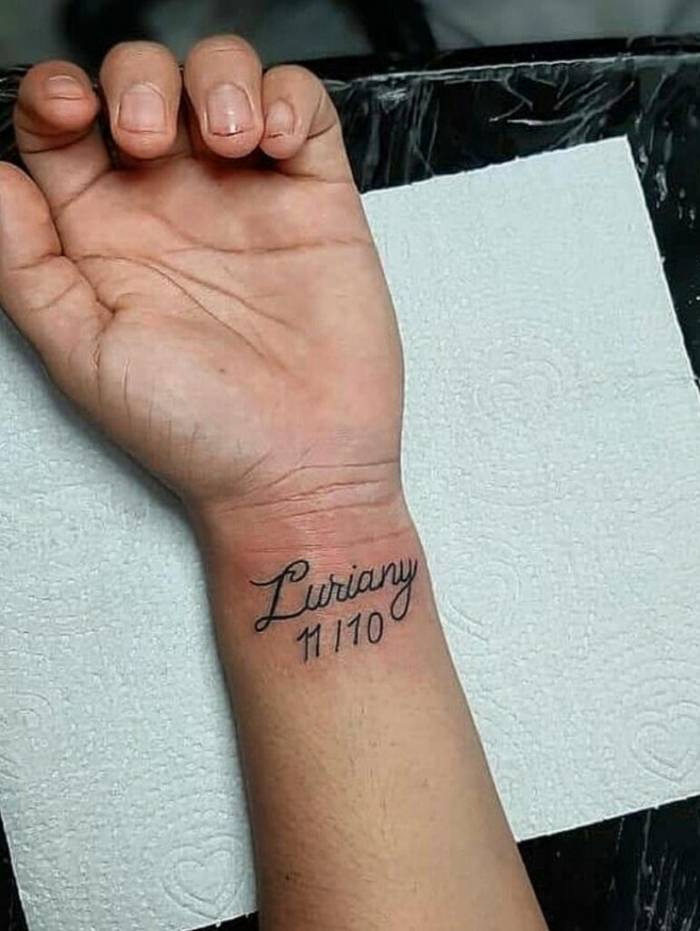 F&atilde; tatua a sigla do casal formado por Lucas e Hariany na 'Fazenda'