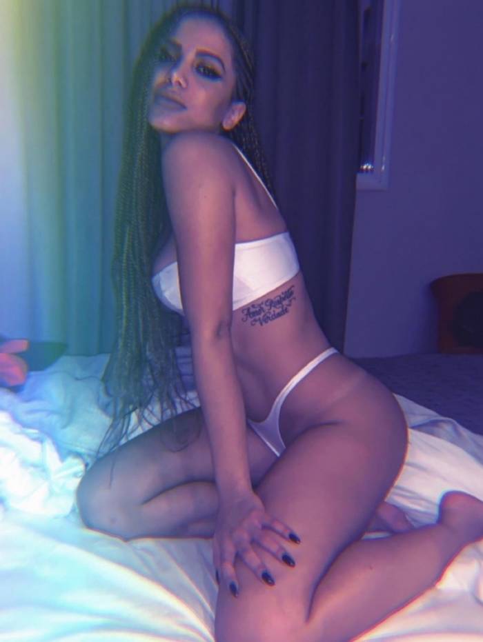 Anitta sensualiza na cama em Los Angeles
