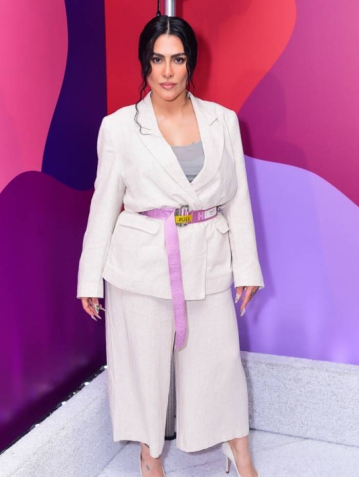 Cleo participa de lançamento de coleção de roupas em São Paulo